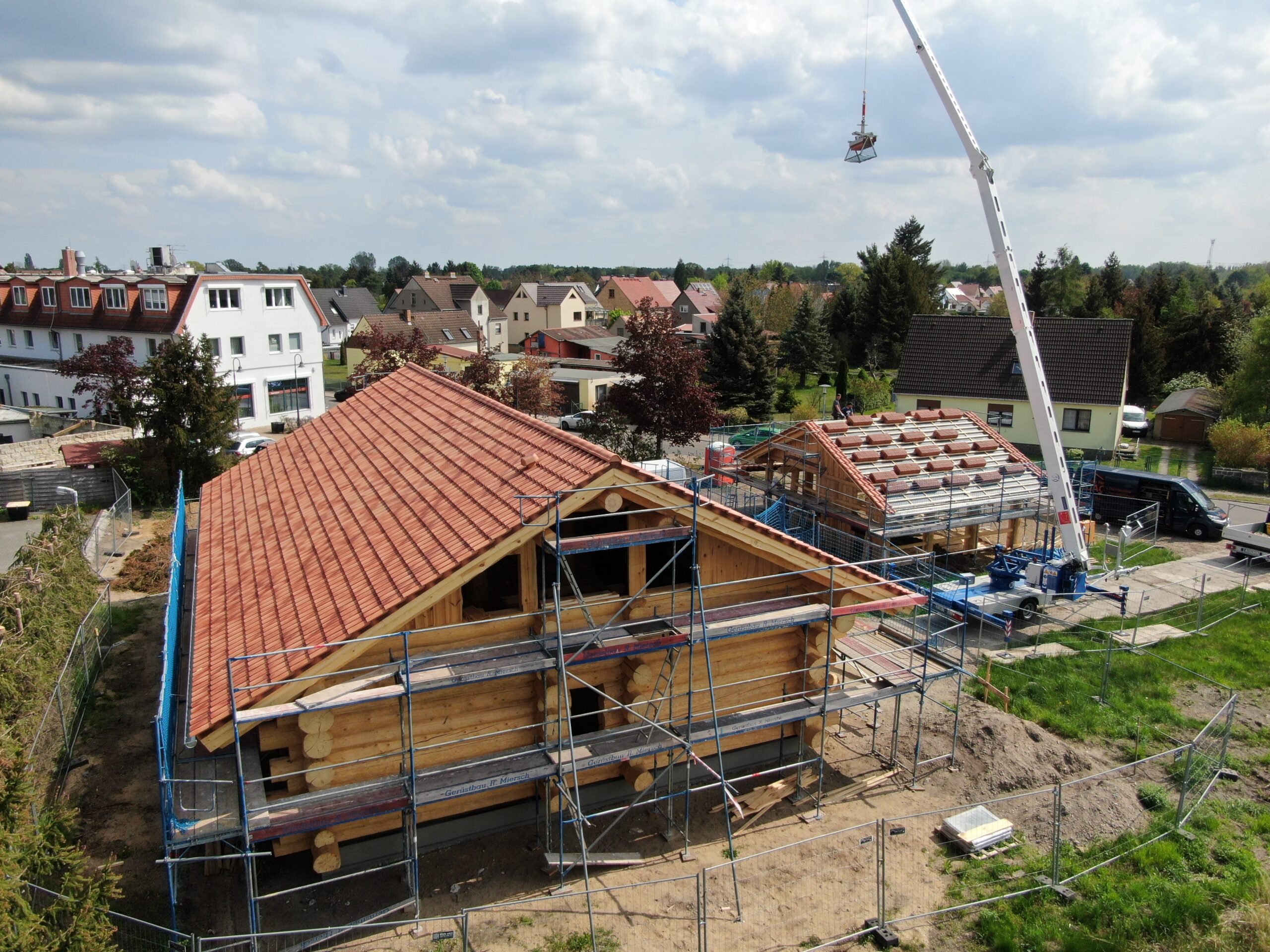 Holzkonstruktion eines neuen Dachstuhls bei einem Bauvorhaben.