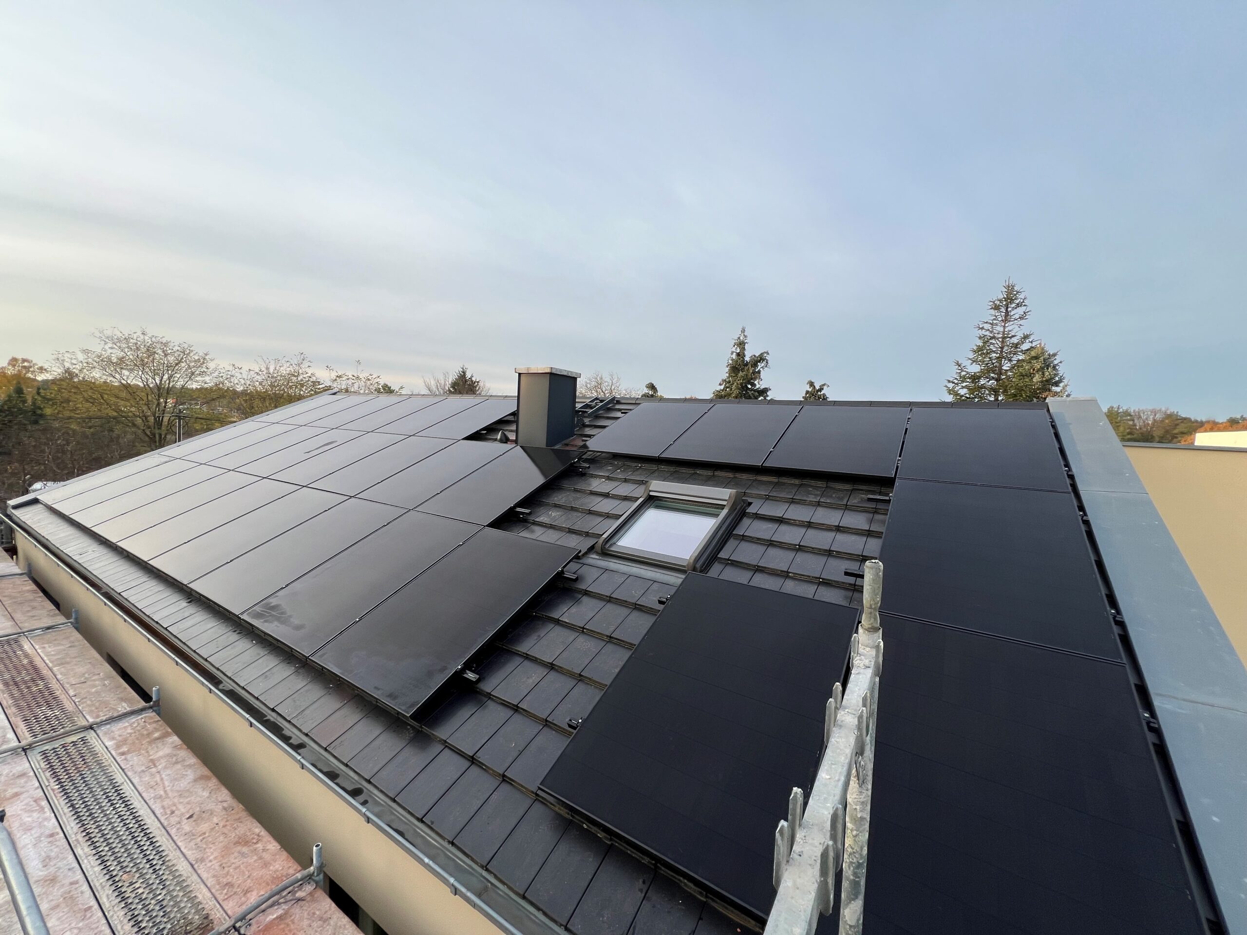 Installation von Photovoltaik-Modulen auf einem Flachdach.