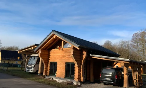 Fertiggestelltes Blockhaus mit professioneller Dacheindeckung.