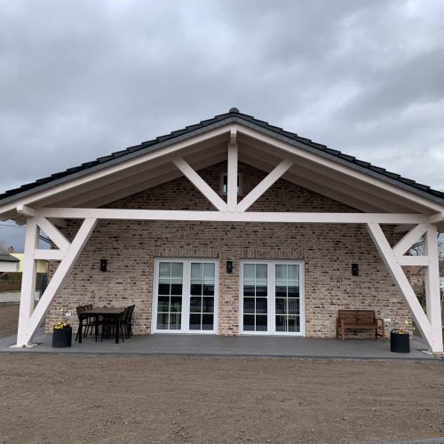 Großer Holz-Carport mit solider Dachkonstruktion als aktuelles Bauvorhaben.