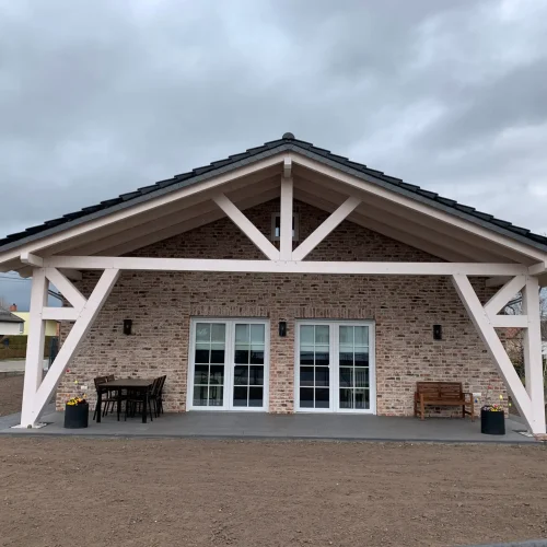 Großer Holz-Carport mit solider Dachkonstruktion als aktuelles Bauvorhaben.