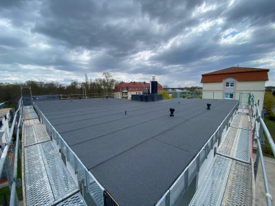 Flachdachabdichtung bei einem Neubauprojekt.