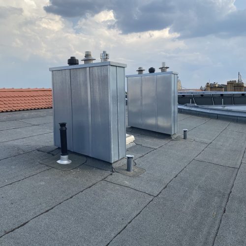 Fachgerechte Abdichtung eines Kamins auf einem Flachdach.