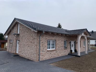 Haus mit neu eingedecktem Dach und integrierter Dachgaube.