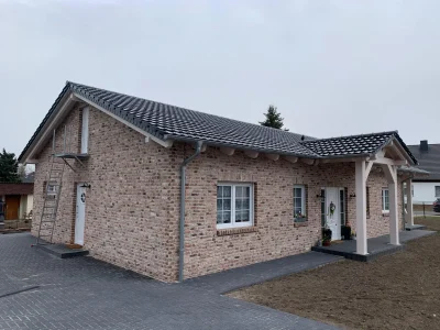 Haus mit neu eingedecktem Dach und integrierter Dachgaube.
