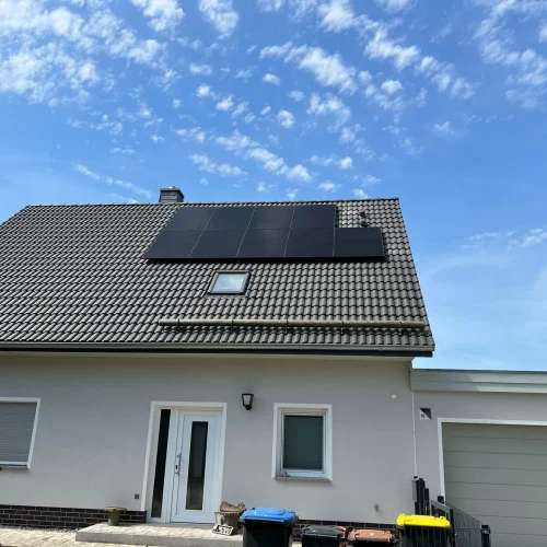 Haus nach Dachsanierung mit neuer Solaranlage.