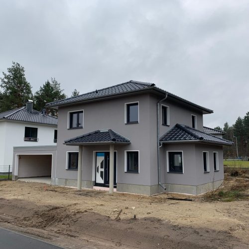 Haus mit professionell eingedecktem Walmdach.