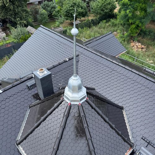 Detailansicht eines kunstvoll gedeckten Schieferdachs, echtes Dachdeckerhandwerk.