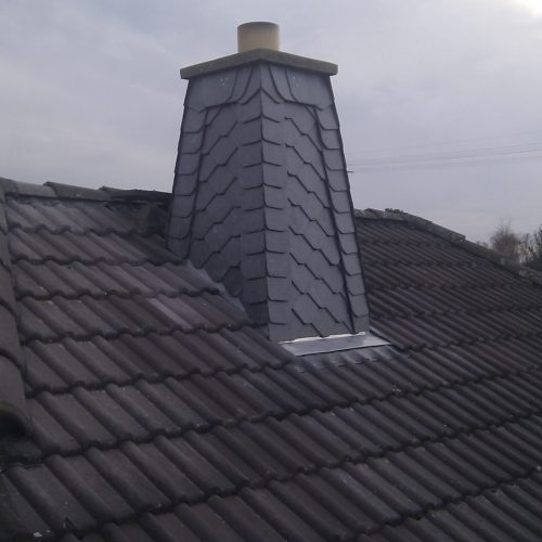 Detailaufnahme einer Kaminverkleidung aus Naturschiefer.